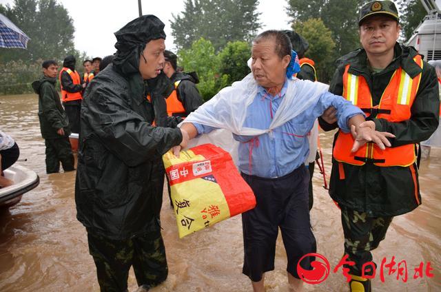 武汉遭受强暴雨袭击 摄影师目击新洲抗洪抢险一线