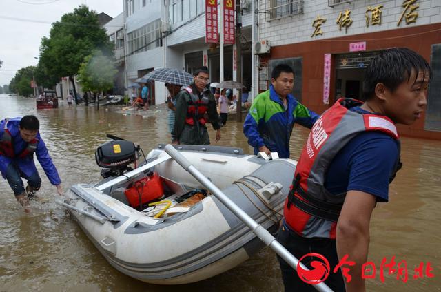 武汉遭受强暴雨袭击 摄影师目击新洲抗洪抢险一线