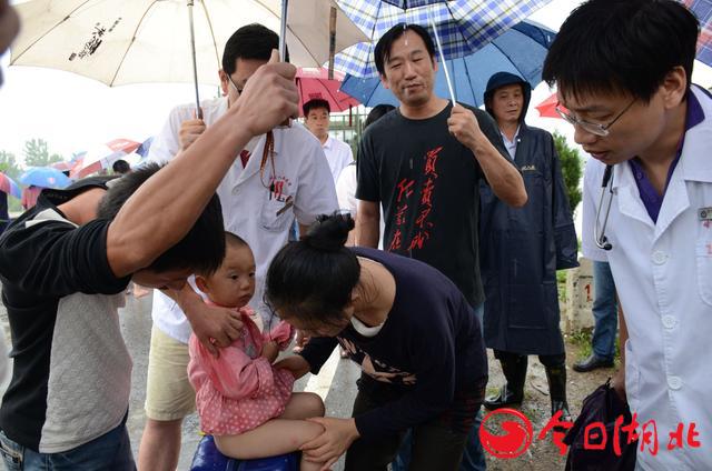 武汉遭受强暴雨袭击 摄影师目击新洲抗洪抢险一线