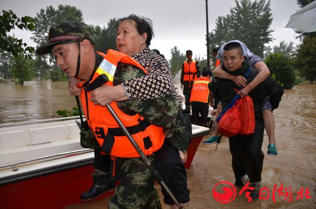 武汉遭受强暴雨袭击 摄影师目击新洲抗洪抢险一线