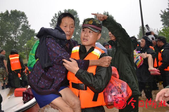 武汉遭受强暴雨袭击 摄影师目击新洲抗洪抢险一线