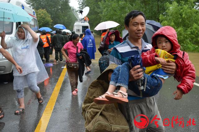 武汉遭受强暴雨袭击 摄影师目击新洲抗洪抢险一线