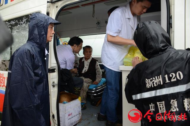 武汉遭受强暴雨袭击 摄影师目击新洲抗洪抢险一线