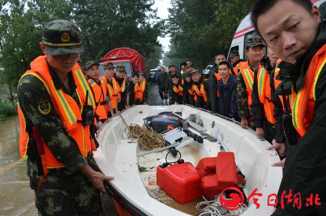 武汉遭受强暴雨袭击 摄影师目击新洲抗洪抢险一线