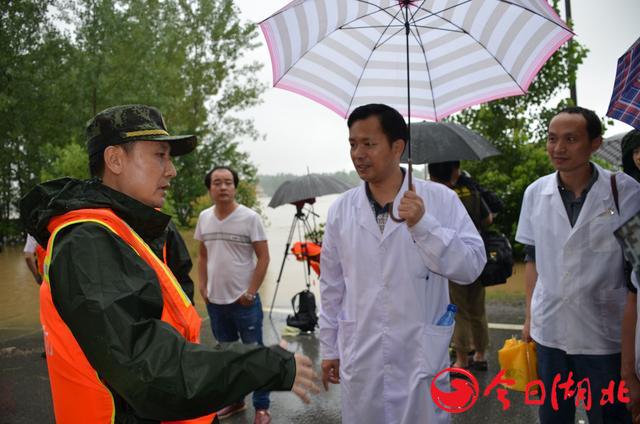 武汉遭受强暴雨袭击 摄影师目击新洲抗洪抢险一线