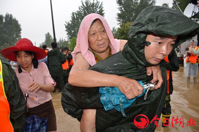 武汉遭受强暴雨袭击 摄影师目击新洲抗洪抢险一线