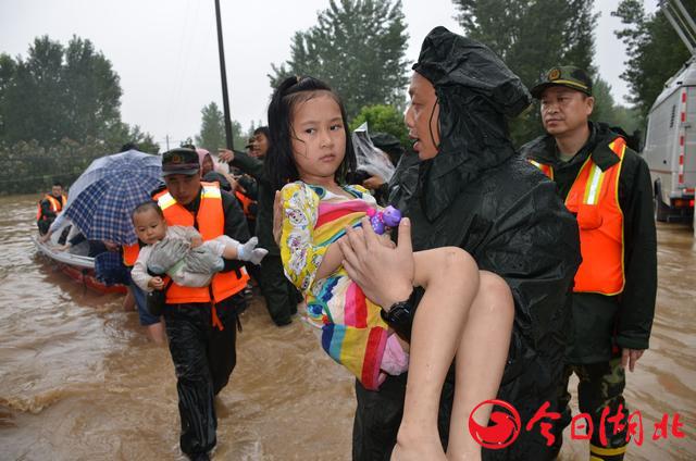武汉遭受强暴雨袭击 摄影师目击新洲抗洪抢险一线