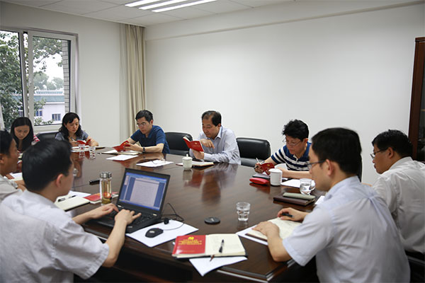 驻国办纪检组组长辛维光带领全组同志认真学习党章。