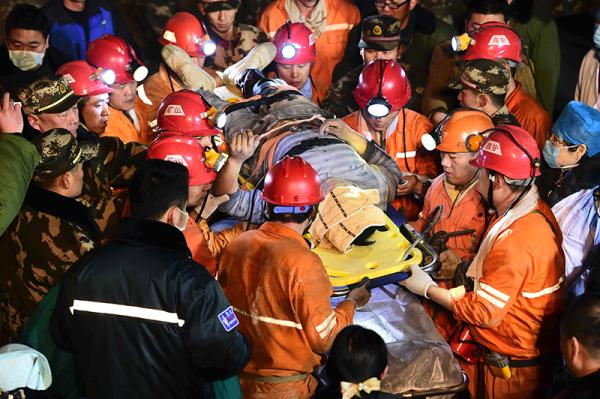 12月25日，山东平邑塌矿事故救援现场，一名被困矿工被成功救出。新华社 图