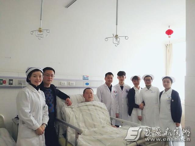 胡光恩父子与医护人员合影。