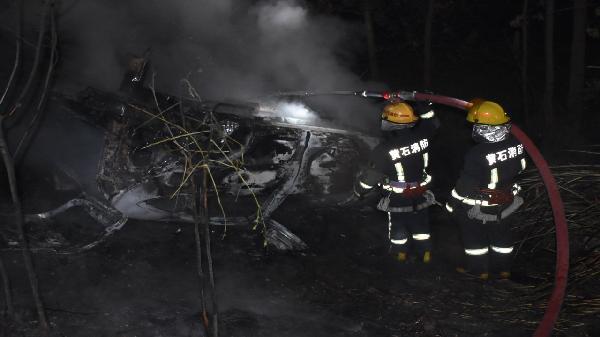 黃石一小車不慎沖入排水溝中 燃起大火現場緊急