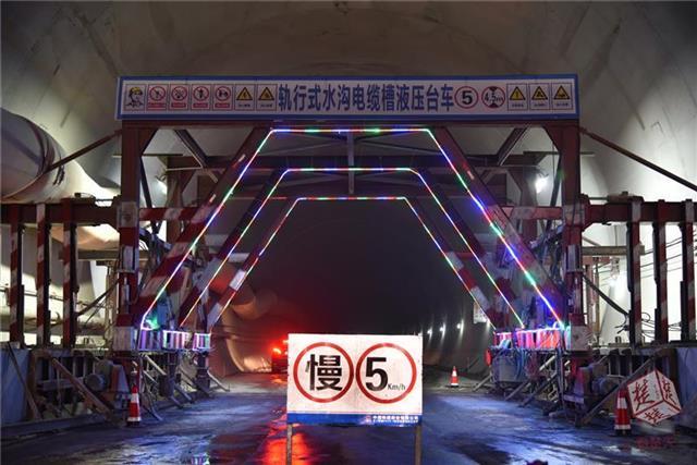 汉十高铁最长隧道顺利贯通 预计2019年底建成通车