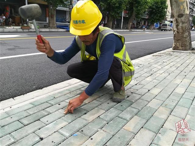 武漢一道路順利完成瀝青面層鋪筑工作 15日通車