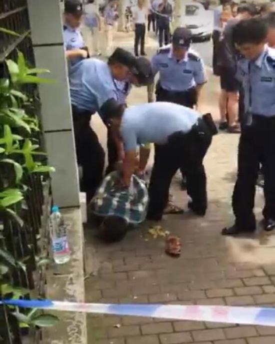 上海一小学门口男子持刀砍人2名小学生死亡