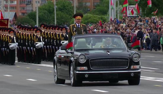 乘坐红旗礼宾车的白俄罗斯军队阅兵指挥（视频截图）