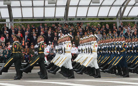 参加阅兵式的解放军仪仗队（图片来源：白俄罗斯通讯社）