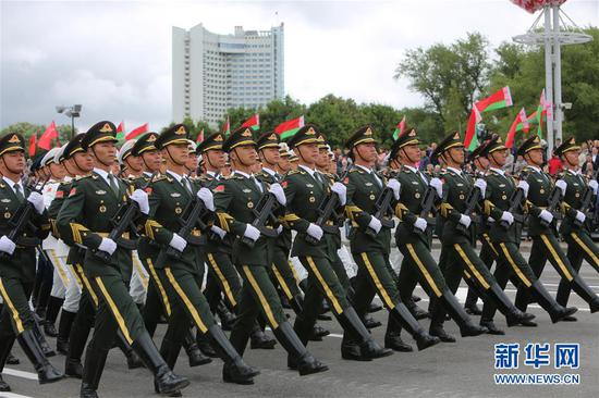 参加白俄罗斯阅兵式的解放军仪仗队（图片来源：新华网）