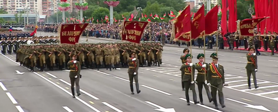 穿苏联红军军服参加阅兵的方队，前方打着四个参加“巴格拉季昂”的红军方面军的军旗：波罗的海第一方面军，白俄罗斯第一方面军，白俄罗斯第二方面军，白俄罗斯第三方面军。