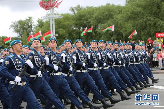 参加阅兵的俄罗斯空降兵方队，他们在行列中正好排在解放军仪仗队后面