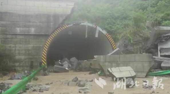 宣黔高速恩施段大岩坝隧道口塌方 车辆注意绕行
