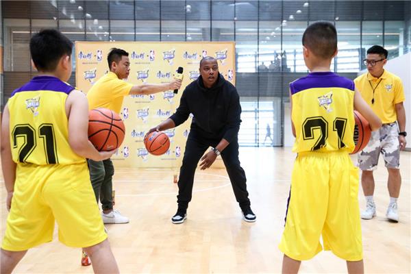 今年的NBA中國賽，一瓶飲料燃爆了老生常談的“夢想”