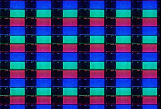 ● 微观放大的LCD显示器，每个色块的宽度在半毫米左右