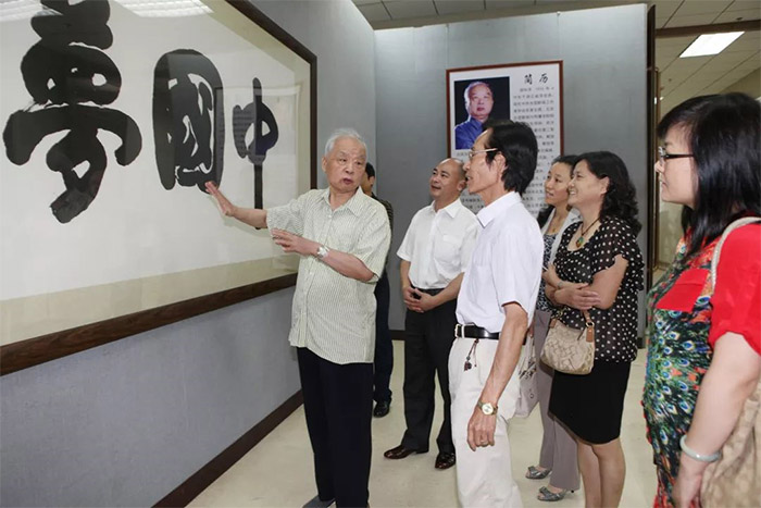 2013年在北京军事博物馆，由人民日报社、中华全国新闻工作者协会、解放军总政治部宣传部和中国书法家协会主办以《中国梦》为主题的邵华泽书法展，这是展览现场。