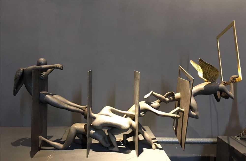 羅杰雕塑作品 《金色的翅膀》長(zhǎng)140x寬40x高76cm、鑄銅化學(xué)色 24k金箔 2017_2018.jpg