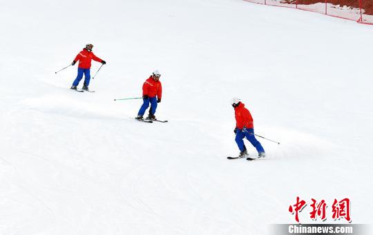 进入冬季，长春各大滑雪场均迎来大量滑雪客。　李煦 摄