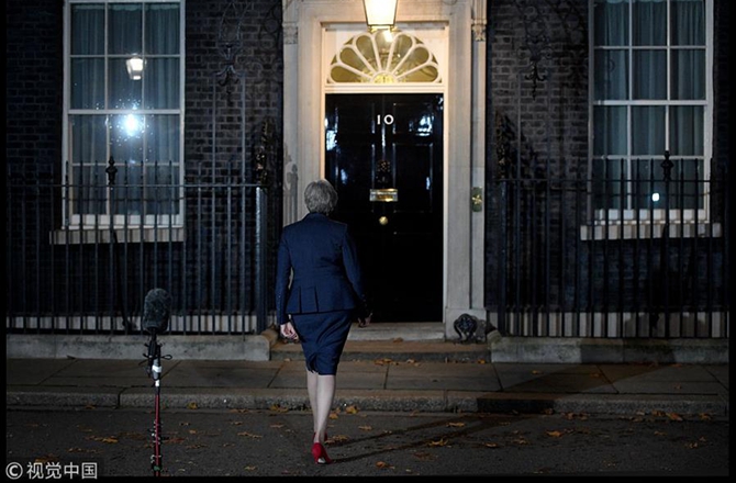 当地时间2018年11月14日，英国伦敦，英国首相特蕾莎·梅在内阁会议结束后发表脱欧声明。英国首相特雷莎·梅14日说，英国与欧盟达成的“脱欧”协议内容已经得到英国内阁成员支持，这是“脱欧”进程中的关键一步。 （图片来源：视觉中国）