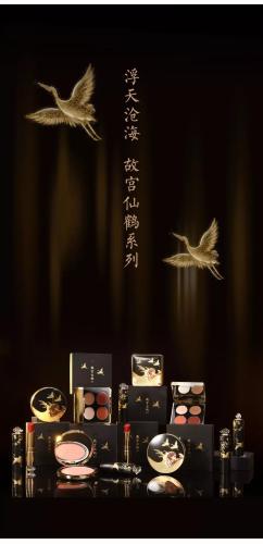 故宫淘宝推出的仙鹤系列眼影、腮红、口红。故宫淘宝微信公众号截图