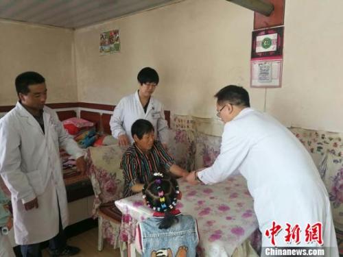 图为甘肃山丹县家庭医生上门为居民开展健康服务。　魏玲 摄