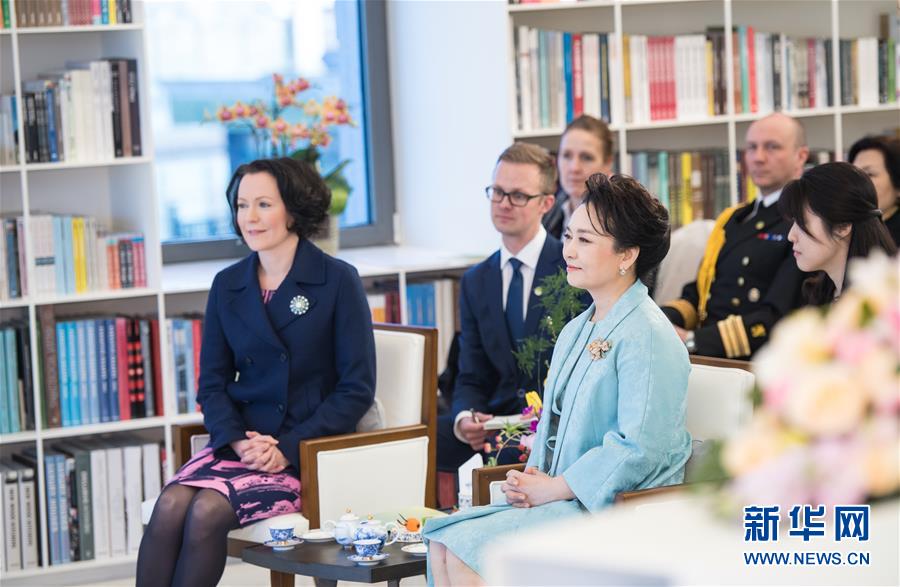 （XHDW）（2）彭丽媛同芬兰总统夫人豪吉欧欣赏音乐诗会