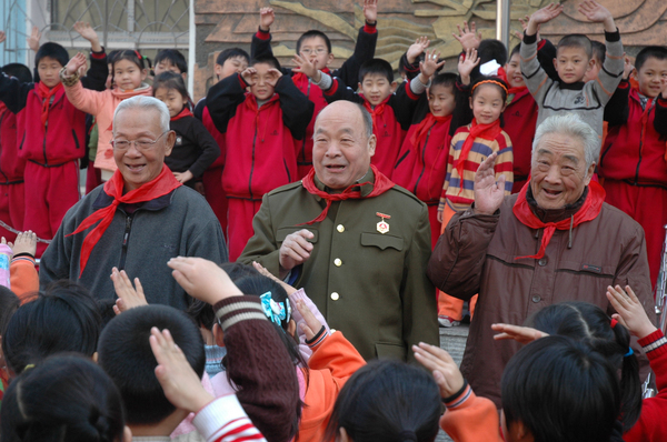 陳廣生和老干部一起到學生中開展革命傳統(tǒng)教育.jpg