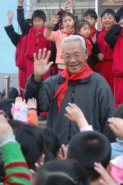 陳廣生和同學們參加社會實踐活動.jpg