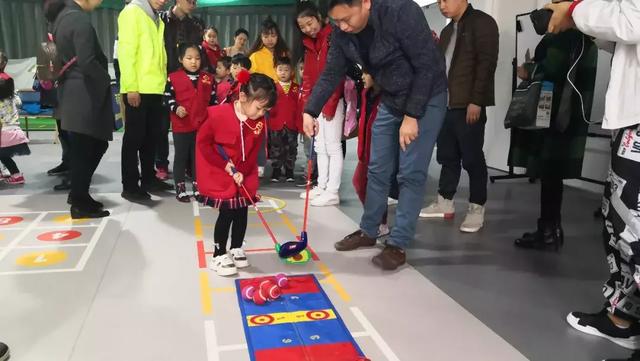 武汉电视台小记者活动走进启明星高尔夫学院