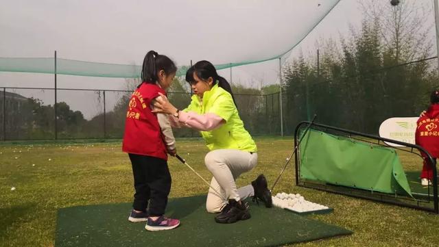 武汉电视台小记者活动走进启明星高尔夫学院