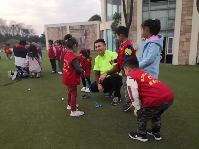武汉电视台小记者活动走进启明星高尔夫学院