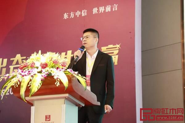 中信紅木營(yíng)銷(xiāo)總監(jiān)劉中炎做“2019年?duì)I銷(xiāo)戰(zhàn)略規(guī)劃及新品推介”