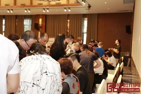 優(yōu)惠訂貨會(huì)誠(chéng)意滿滿，經(jīng)銷(xiāo)商們紛紛刷卡，現(xiàn)場(chǎng)十分火爆