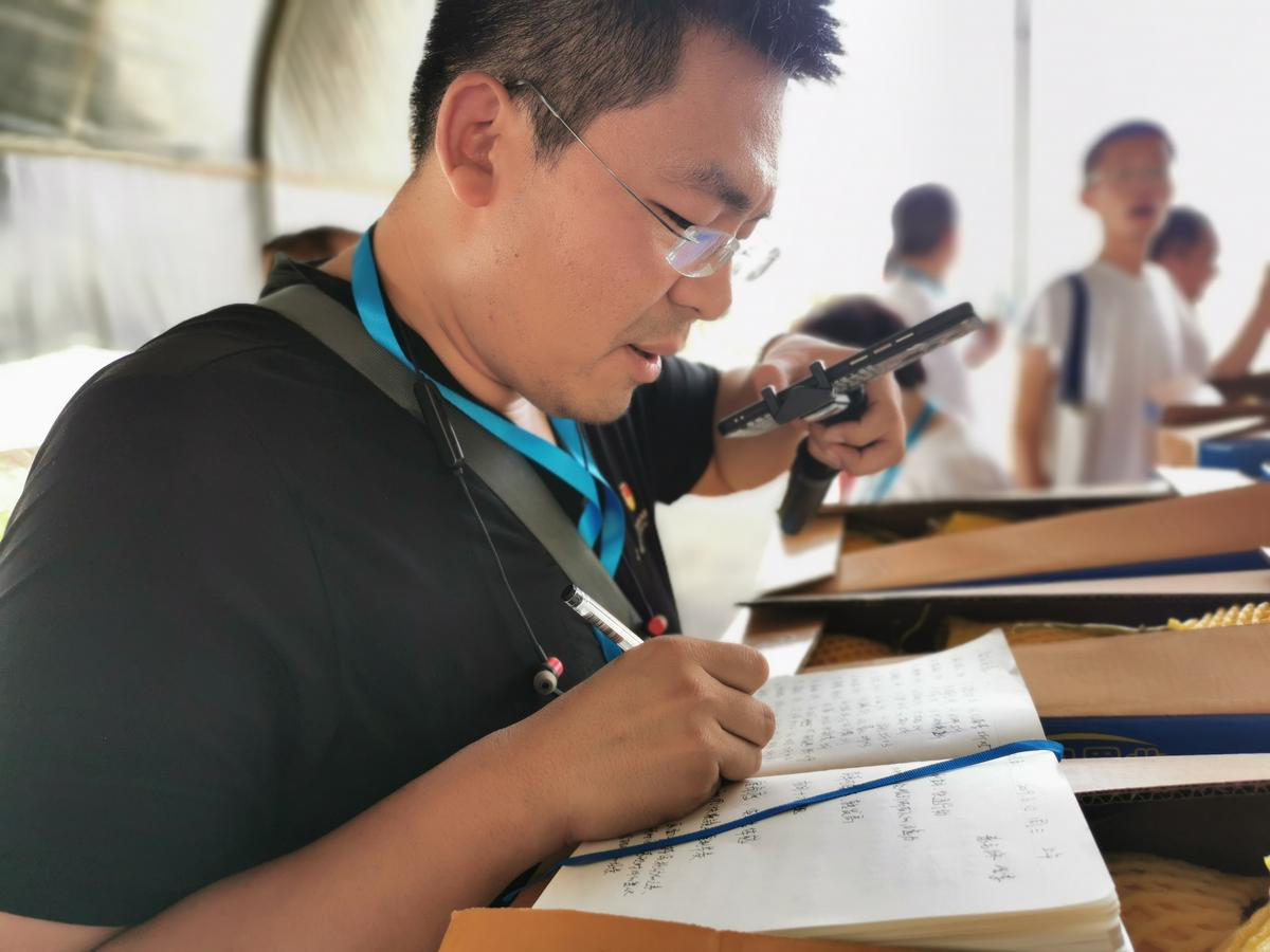 (图为：“青春鹤壁”在课堂上认真记录学习笔记和蜜瓜推广实时订单)
