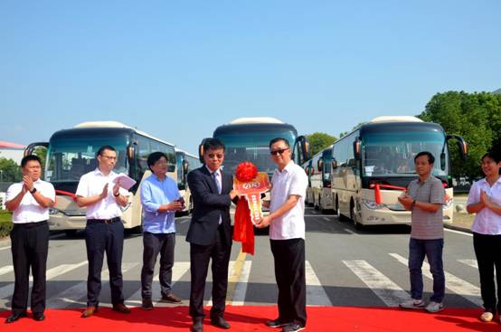 安凱客車國際營銷公司副總經(jīng)理李國鈞向韓國用戶交付新車鑰匙