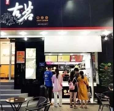 宜昌西陵區(qū)3家奶茶店從招牌到員工著裝全“克隆”