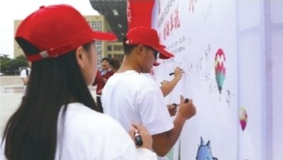 今年世界無煙日，江漢大學(xué)舉行控?zé)熁顒?（資料圖片）