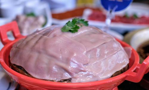 江小白清淡口感搭配周師兄熱辣火鍋，不能錯(cuò)過(guò)的味覺(jué)體驗(yàn)