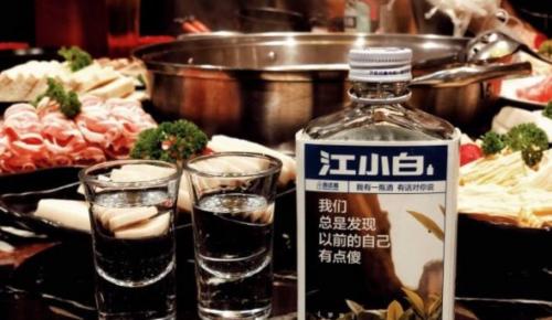 江小白清淡口感搭配周師兄熱辣火鍋，不能錯(cuò)過(guò)的味覺(jué)體驗(yàn)