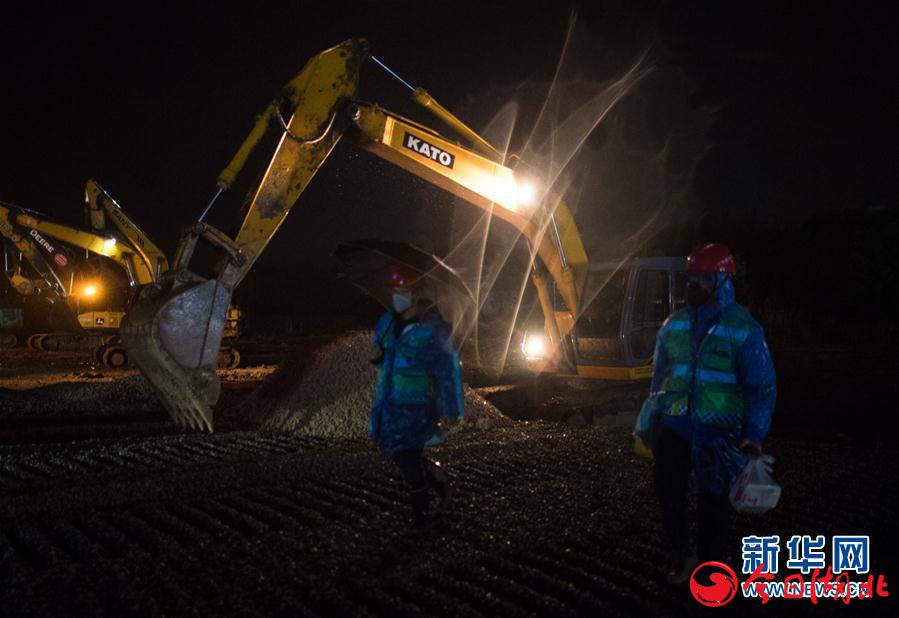 （新型肺炎疫情防控）（12）武漢火神山醫院除夕夜加緊建設