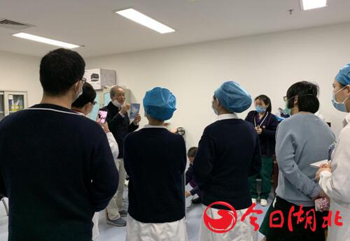 董事長李國培在一線向醫護人員講解口罩的效果及使用方式