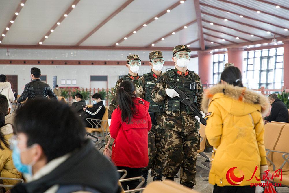 2月22日，武警宿迁支队城市武装巡逻组在宿迁高铁站候车区巡逻。