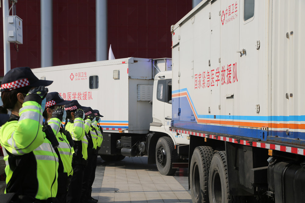 武汉交警以最高礼遇护航首批援汉医疗队返程